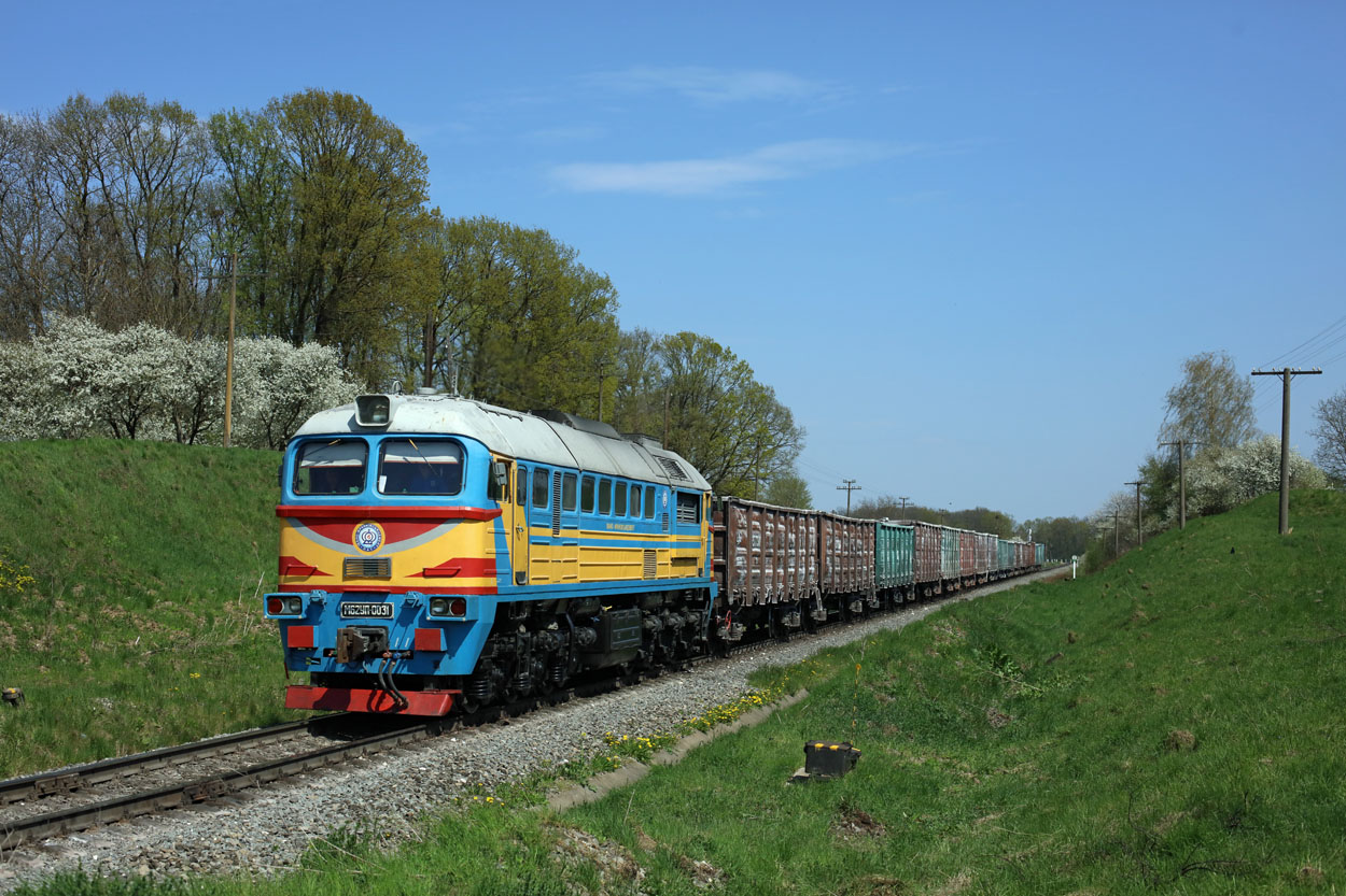 Ivano-Frankivsk Cement M62yp-0031 hauls a lime stone train from Dubivtsi (UA) to Jamnyzja (UA) at Jesupil (UA) on 24 April 2019.